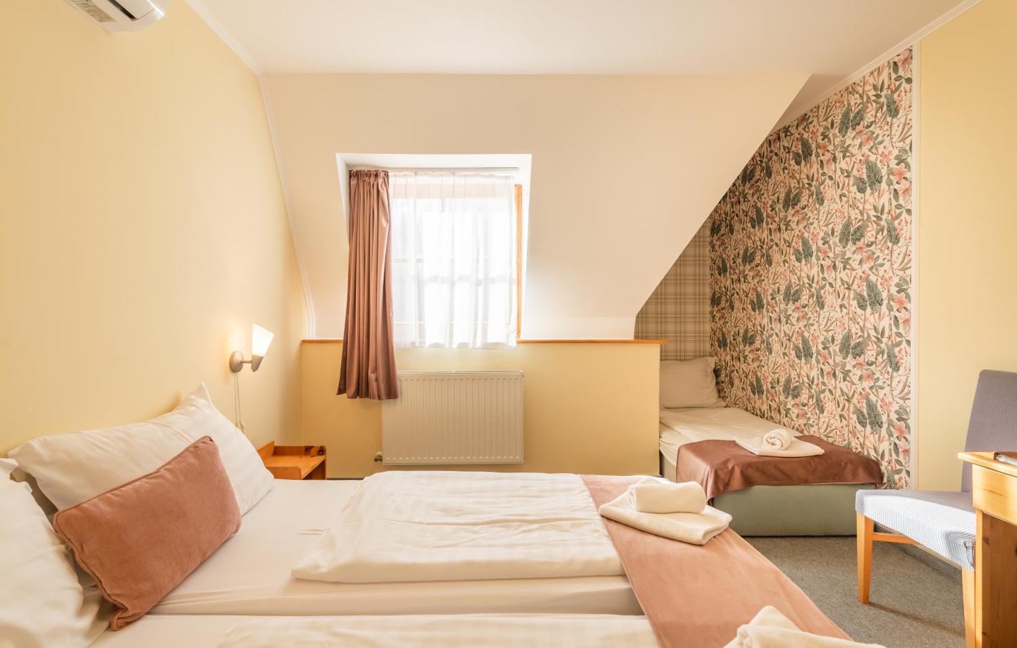 Regia Panzio Bed & Breakfast Halaszi Exterior photo
